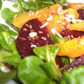 Salade_d_orange_betterave_et_doucetteC Salade d'orange, betterave et doucette à l'huile de noix et petites graines (Véro)