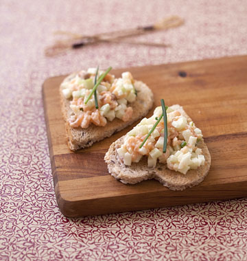Photo de la recette : Toasts coeurs au saumon fumé et pomme granny