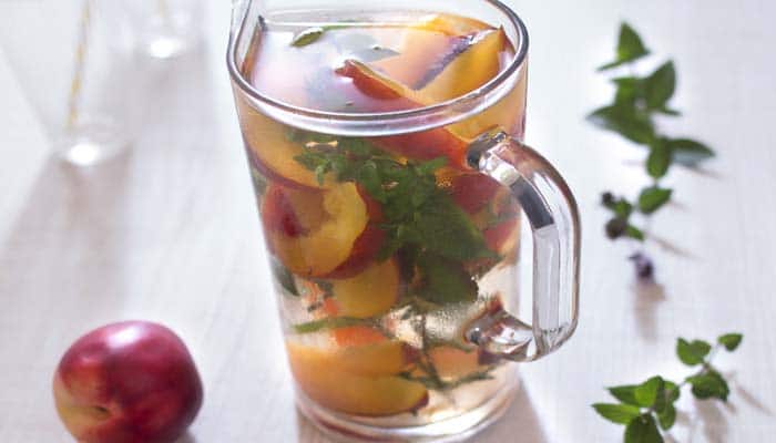 Detox water pêches menthe