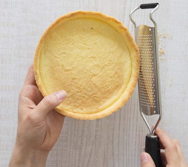 Râper le bord d'un fond de tarte