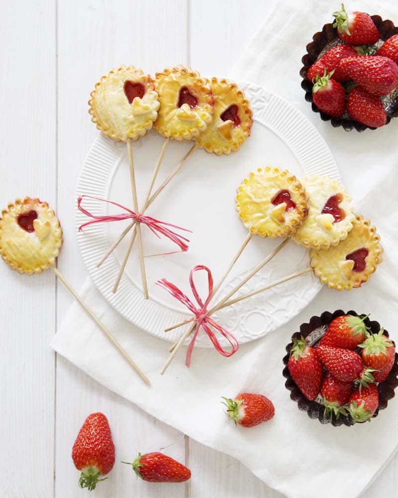 Pie pops aux fraises, livre Tartes de fête de Marie-Laure Tombini, éditions Mango
