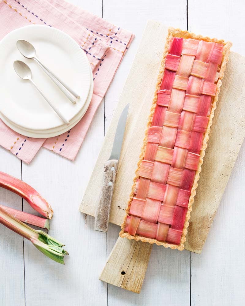 Tarte amandine à la rhubarbe, livre Tartes de fête de Marie-Laure Tombini, éditions Mango