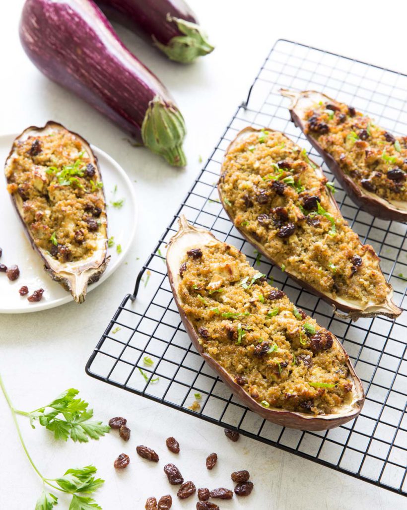 Photo de la recette : Aubergines farcies au quinoa, curry et raisins secs