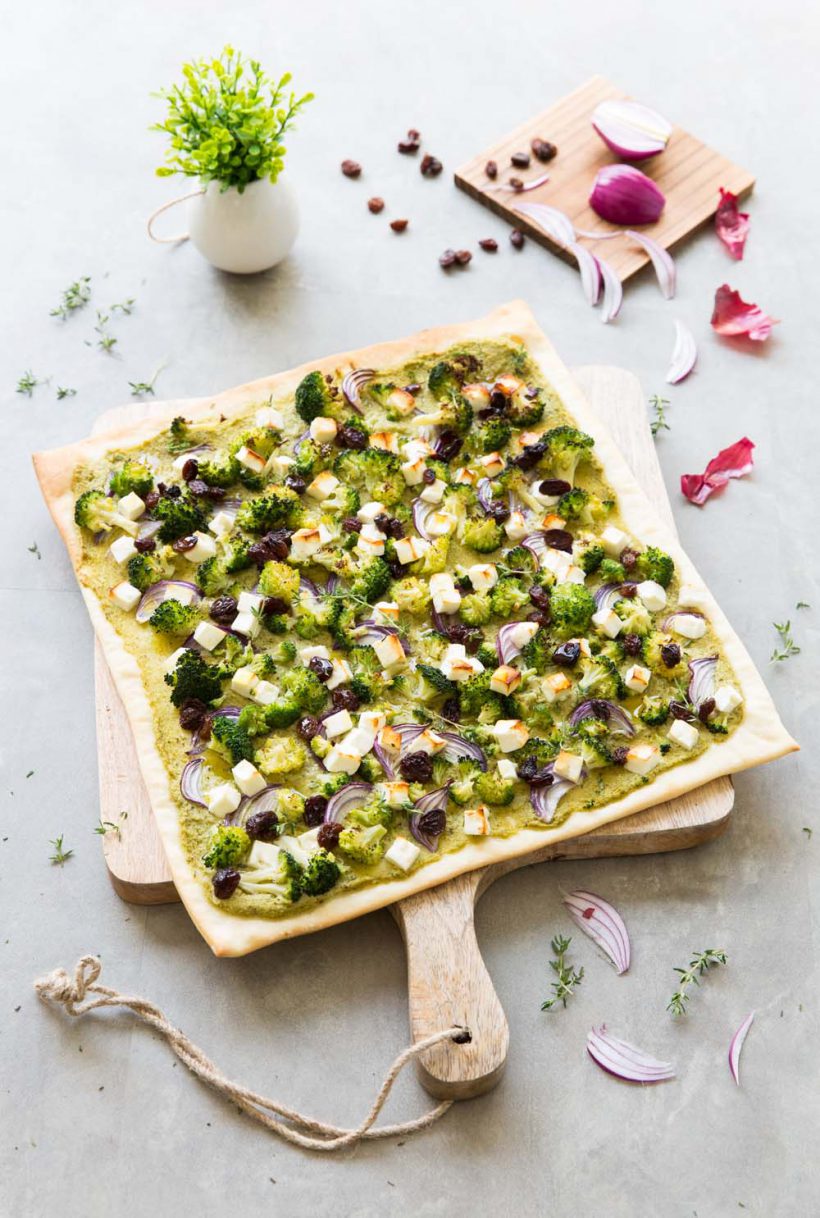 Photo de la recette : Pizza brocoli, feta et raisins secs