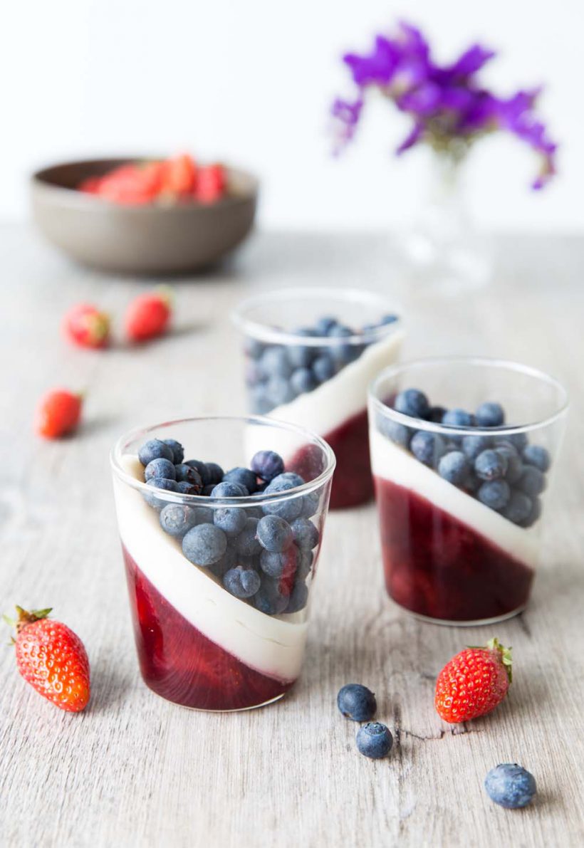 Photo de la recette : Verrine tricolore fraise coco myrtilles